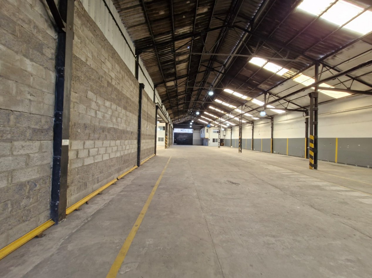 AVELLANEDA. ALQUILER DE NAVE INDUSTRIAL DE 1180 M2 CUBIERTOS EN PLANTA BAJA. CON SALIDA A DOS CALLES, OFICINAS, KITCHENETTES, BAÑOS Y VESTUARIOS.