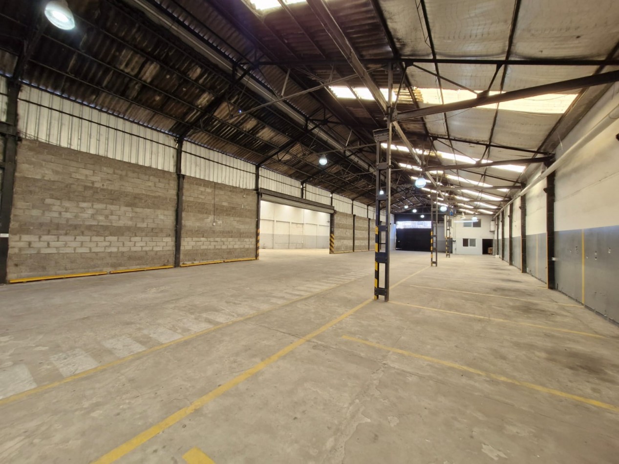 AVELLANEDA. ALQUILER DE NAVE INDUSTRIAL DE 1180 M2 CUBIERTOS EN PLANTA BAJA. CON SALIDA A DOS CALLES, OFICINAS, KITCHENETTES, BAÑOS Y VESTUARIOS.
