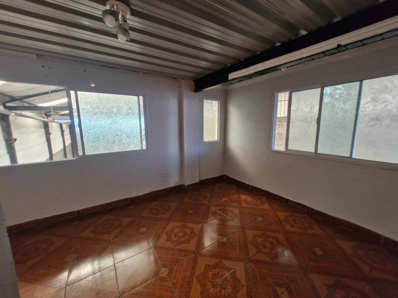 AVELLANEDA. ALQUILER DE NAVE INDUSTRIAL DE 1180 M2 CUBIERTOS EN PLANTA BAJA. CON SALIDA A DOS CALLES, OFICINAS, KITCHENETTES, BAÑOS Y VESTUARIOS.