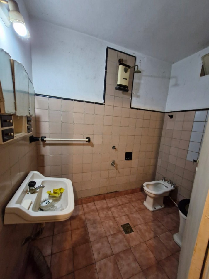 CRUCECITA - CASA EN VENTA DE 3 AMBIENTES CON JARDIN, PATIO Y ENTRADA PARA VEHICULO. APTA CREDITO.