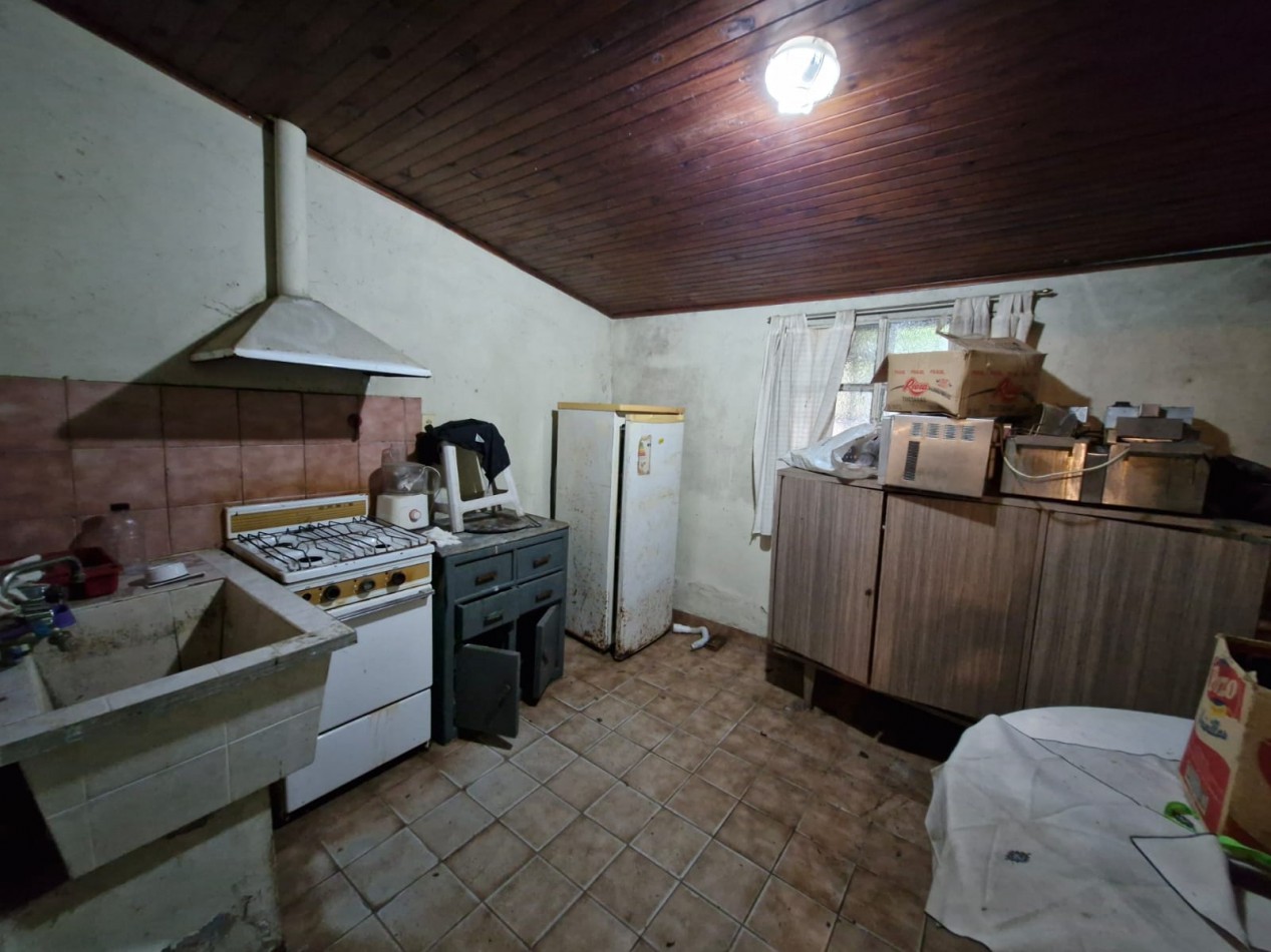 CRUCECITA - CASA EN VENTA DE 3 AMBIENTES CON JARDIN, PATIO Y ENTRADA PARA VEHICULO. APTA CREDITO.