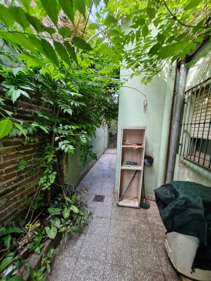 CRUCECITA - CASA EN VENTA DE 3 AMBIENTES CON JARDIN, PATIO Y ENTRADA PARA VEHICULO. APTA CREDITO.