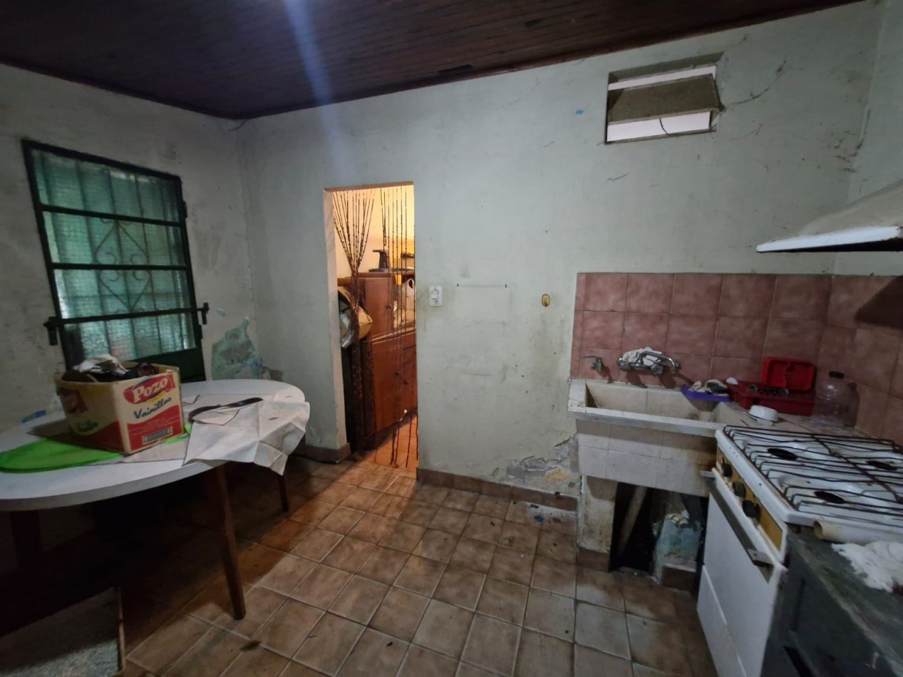 CRUCECITA - CASA EN VENTA DE 3 AMBIENTES CON JARDIN, PATIO Y ENTRADA PARA VEHICULO. APTA CREDITO.