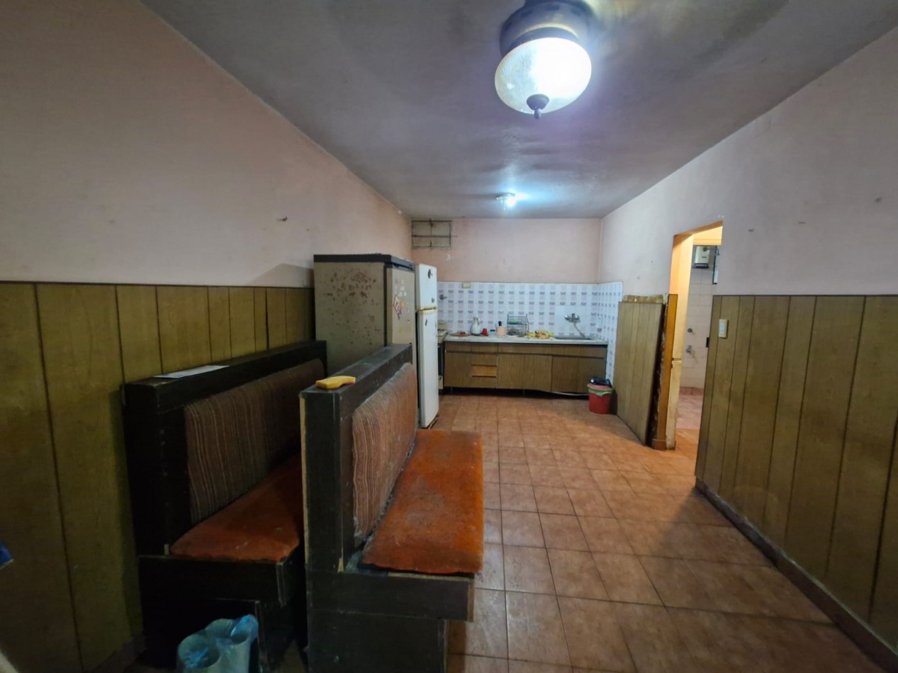 CRUCECITA - CASA EN VENTA DE 3 AMBIENTES CON JARDIN, PATIO Y ENTRADA PARA VEHICULO. APTA CREDITO.