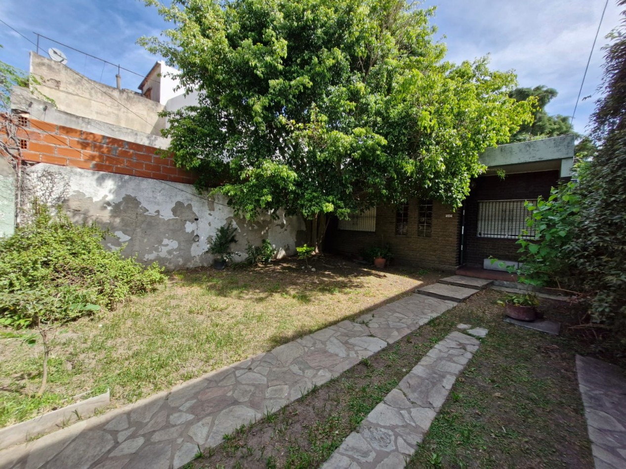 CRUCECITA - CASA EN VENTA DE 3 AMBIENTES CON JARDIN, PATIO Y ENTRADA PARA VEHICULO. APTA CREDITO.