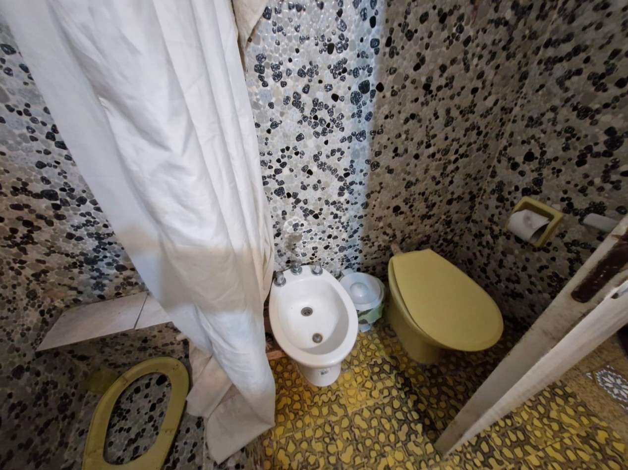 CRUCECITA - CASA EN VENTA DE 3 AMBIENTES CON JARDIN, PATIO Y ENTRADA PARA VEHICULO. APTA CREDITO.