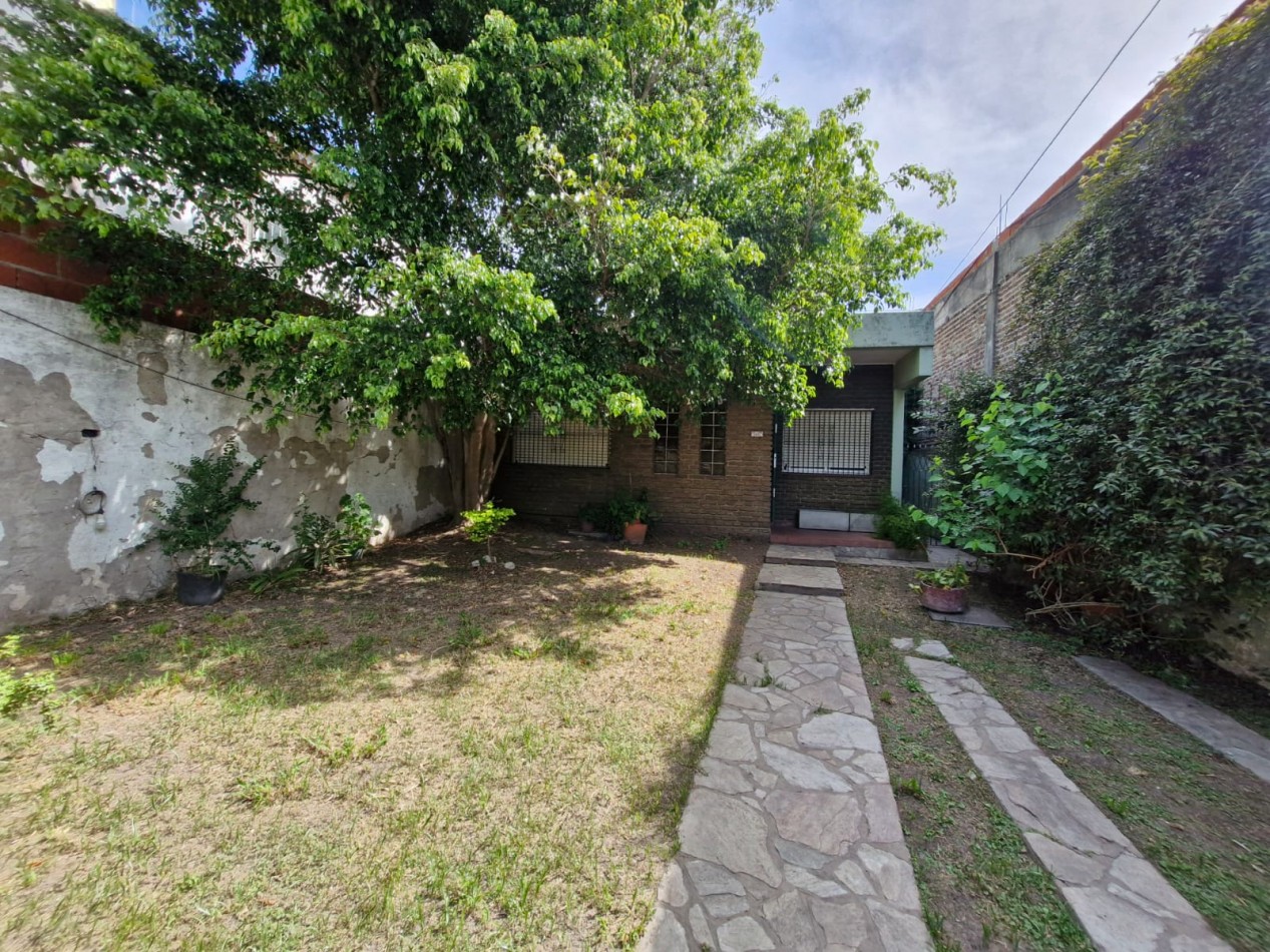 CRUCECITA - CASA EN VENTA DE 3 AMBIENTES CON JARDIN, PATIO Y ENTRADA PARA VEHICULO. APTA CREDITO.