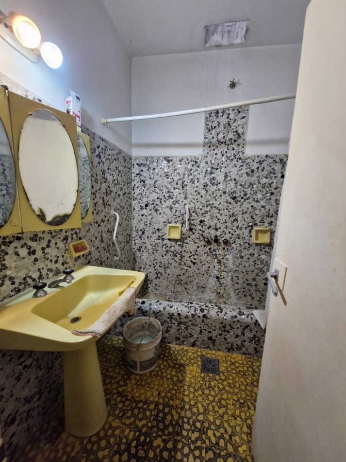 CRUCECITA - CASA EN VENTA DE 3 AMBIENTES CON JARDIN, PATIO Y ENTRADA PARA VEHICULO. APTA CREDITO.