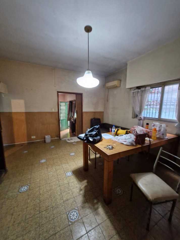 CRUCECITA - CASA EN VENTA DE 3 AMBIENTES CON JARDIN, PATIO Y ENTRADA PARA VEHICULO. APTA CREDITO.