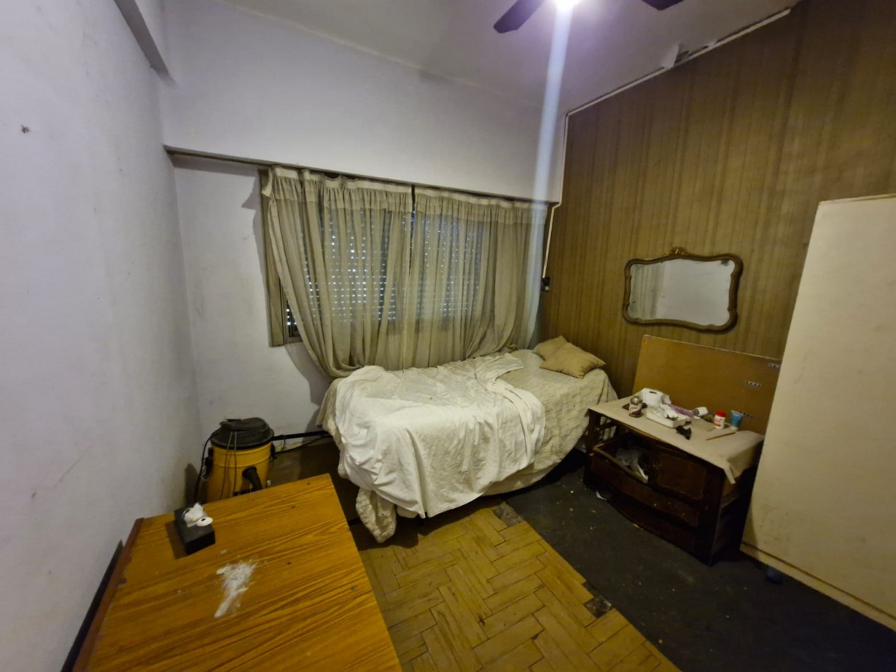 CRUCECITA - CASA EN VENTA DE 3 AMBIENTES CON JARDIN, PATIO Y ENTRADA PARA VEHICULO. APTA CREDITO.