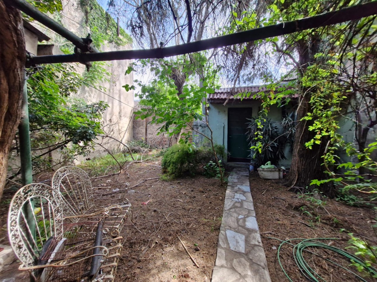 CRUCECITA - CASA EN VENTA DE 3 AMBIENTES CON JARDIN, PATIO Y ENTRADA PARA VEHICULO. APTA CREDITO.