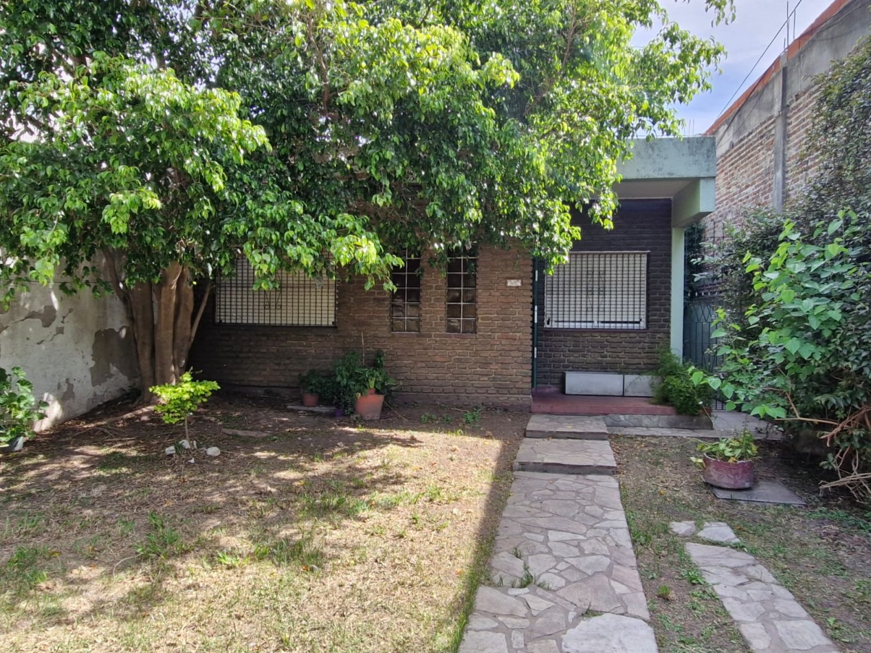 CRUCECITA - CASA EN VENTA DE 3 AMBIENTES CON JARDIN, PATIO Y ENTRADA PARA VEHICULO. APTA CREDITO.