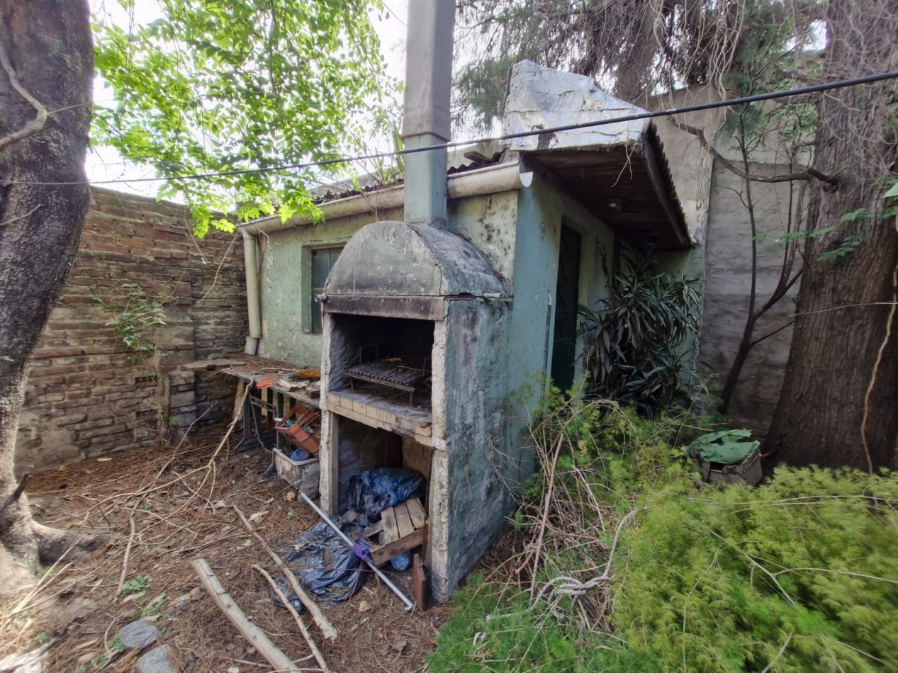 CRUCECITA - CASA EN VENTA DE 3 AMBIENTES CON JARDIN, PATIO Y ENTRADA PARA VEHICULO. APTA CREDITO.