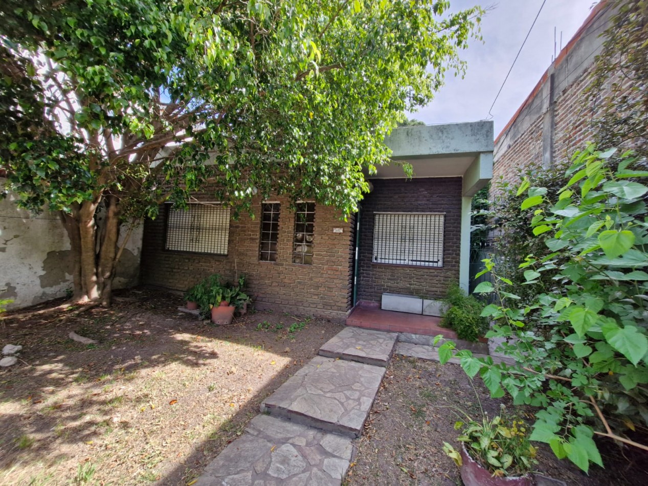 CRUCECITA - CASA EN VENTA DE 3 AMBIENTES CON JARDIN, PATIO Y ENTRADA PARA VEHICULO. APTA CREDITO.