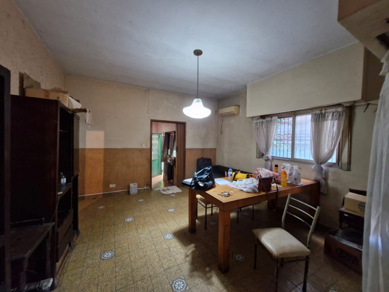 CRUCECITA - CASA EN VENTA DE 3 AMBIENTES CON JARDIN, PATIO Y ENTRADA PARA VEHICULO. APTA CREDITO.