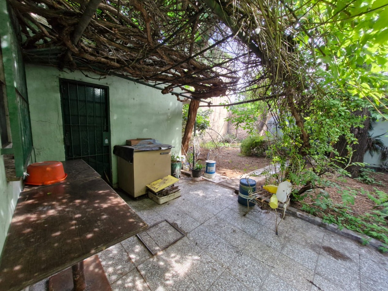 CRUCECITA - CASA EN VENTA DE 3 AMBIENTES CON JARDIN, PATIO Y ENTRADA PARA VEHICULO. APTA CREDITO.