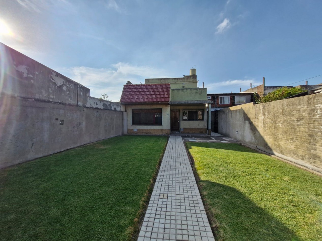 CASA EN VENTA DE 5 AMBIENTES CON JARDIN, AMPLIO FONDO LIBRE Y DEPENDENCIA EN PLANTA ALTA - APTA CREDITO