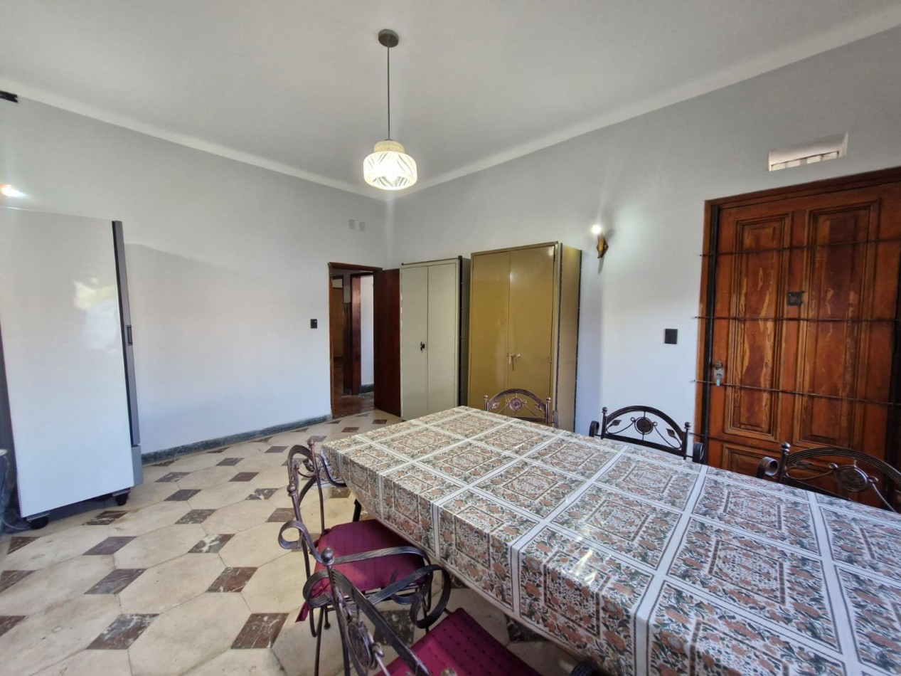 CASA EN VENTA DE 5 AMBIENTES CON JARDIN, AMPLIO FONDO LIBRE Y DEPENDENCIA EN PLANTA ALTA - APTA CREDITO