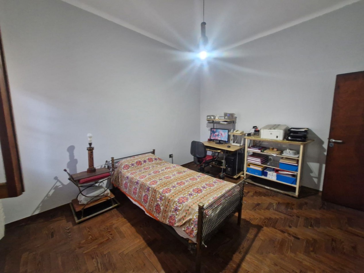 CASA EN VENTA DE 5 AMBIENTES CON JARDIN, AMPLIO FONDO LIBRE Y DEPENDENCIA EN PLANTA ALTA - APTA CREDITO
