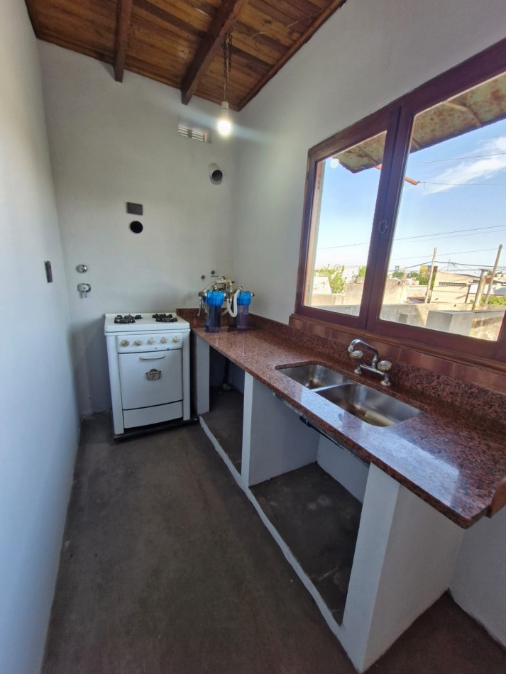 CASA EN VENTA DE 5 AMBIENTES CON JARDIN, AMPLIO FONDO LIBRE Y DEPENDENCIA EN PLANTA ALTA - APTA CREDITO