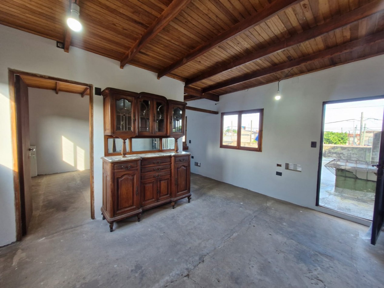 CASA EN VENTA DE 5 AMBIENTES CON JARDIN, AMPLIO FONDO LIBRE Y DEPENDENCIA EN PLANTA ALTA - APTA CREDITO