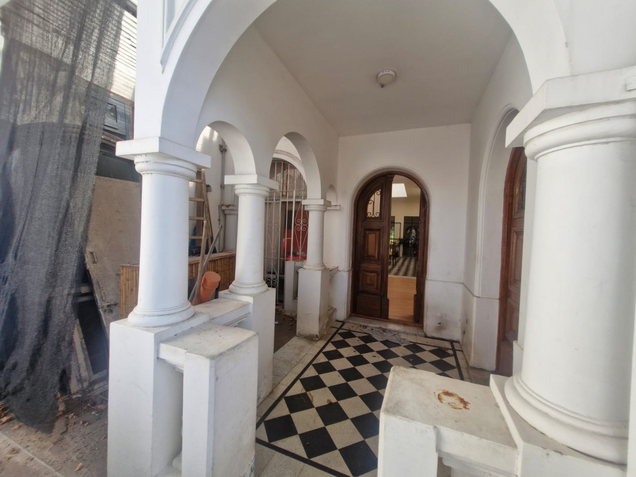 IMPORTANTE CASA DE 5 AMBIENTES EN VENTA EN BANFIELD. APTA CREDITO.