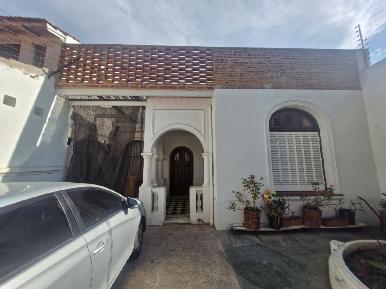 IMPORTANTE CASA DE 5 AMBIENTES EN VENTA EN BANFIELD. APTA CREDITO.