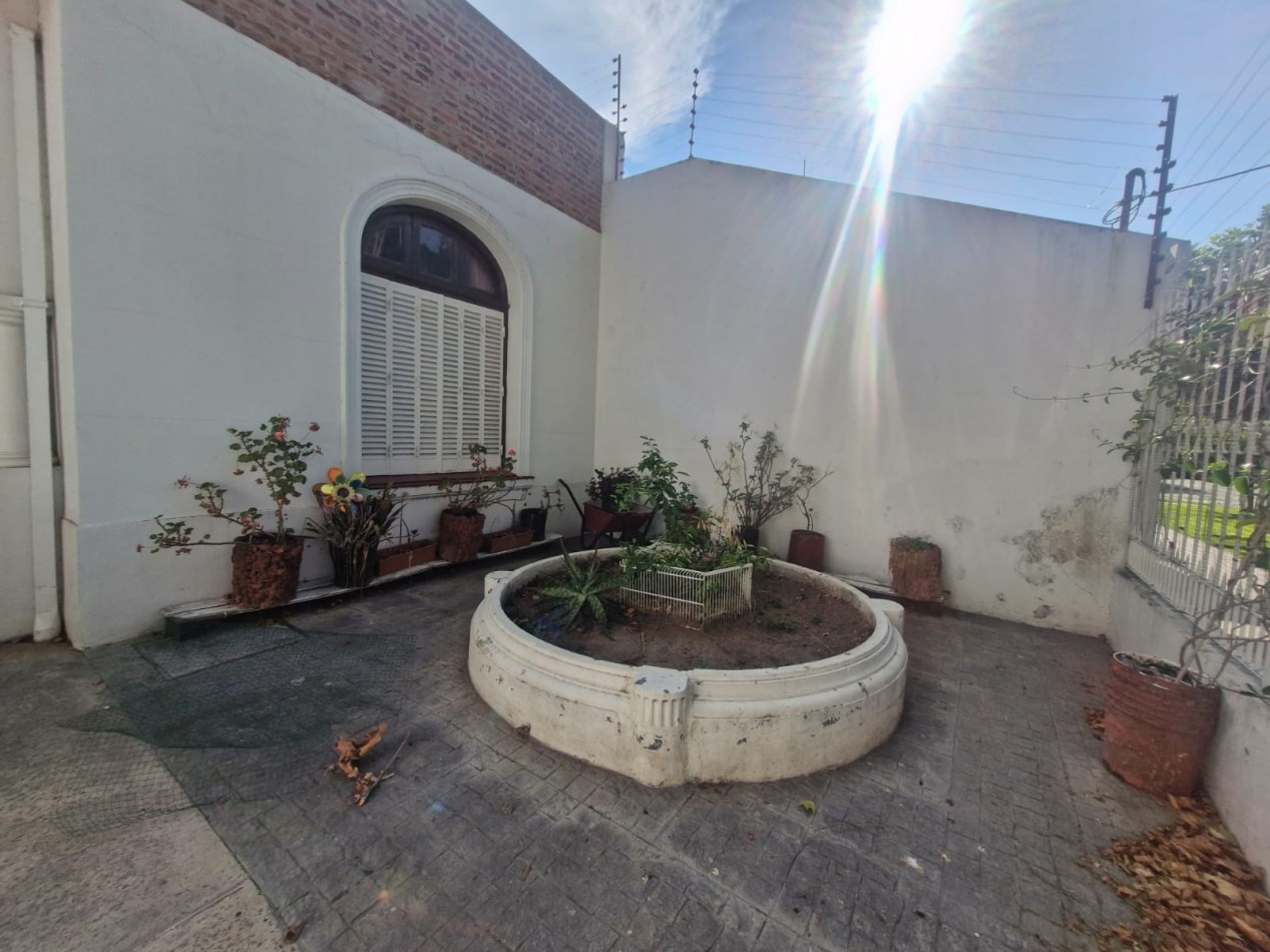 IMPORTANTE CASA DE 5 AMBIENTES EN VENTA EN BANFIELD. APTA CREDITO.
