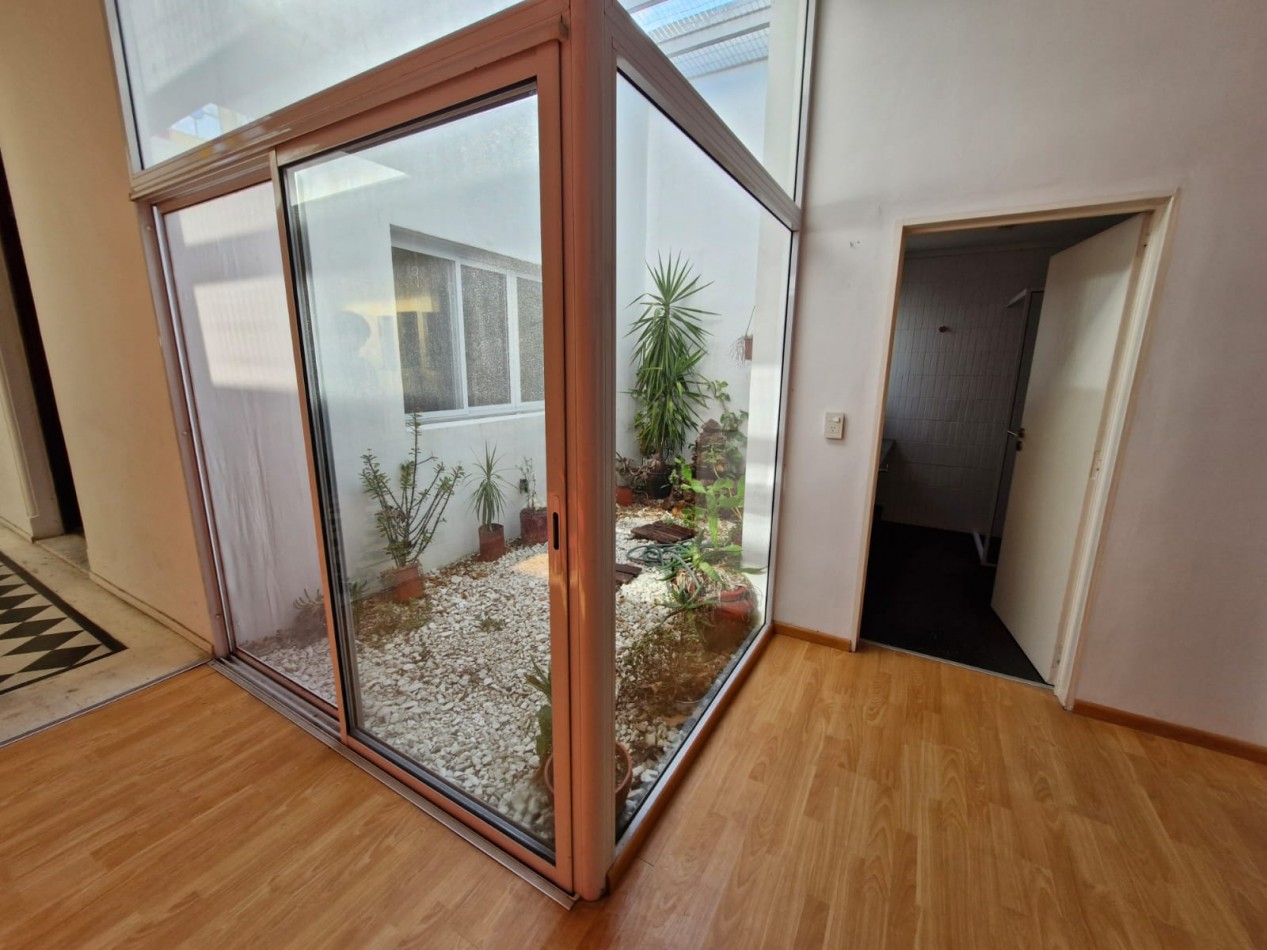 IMPORTANTE CASA DE 5 AMBIENTES EN VENTA EN BANFIELD. APTA CREDITO.