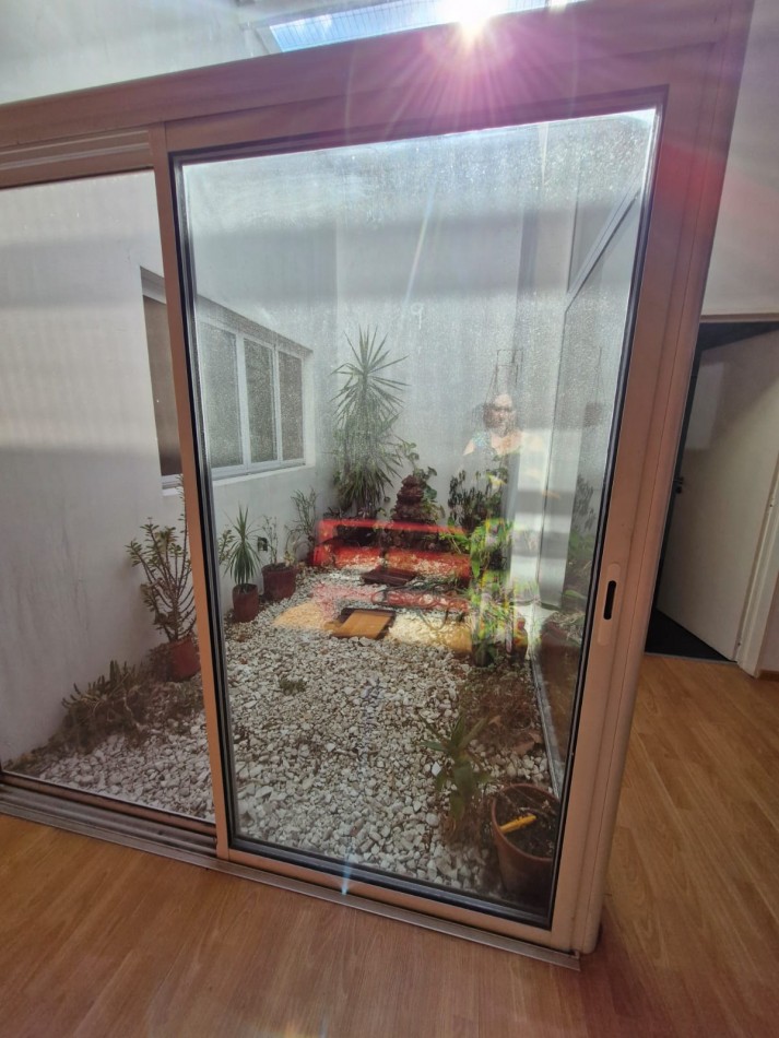 IMPORTANTE CASA DE 5 AMBIENTES EN VENTA EN BANFIELD. APTA CREDITO.