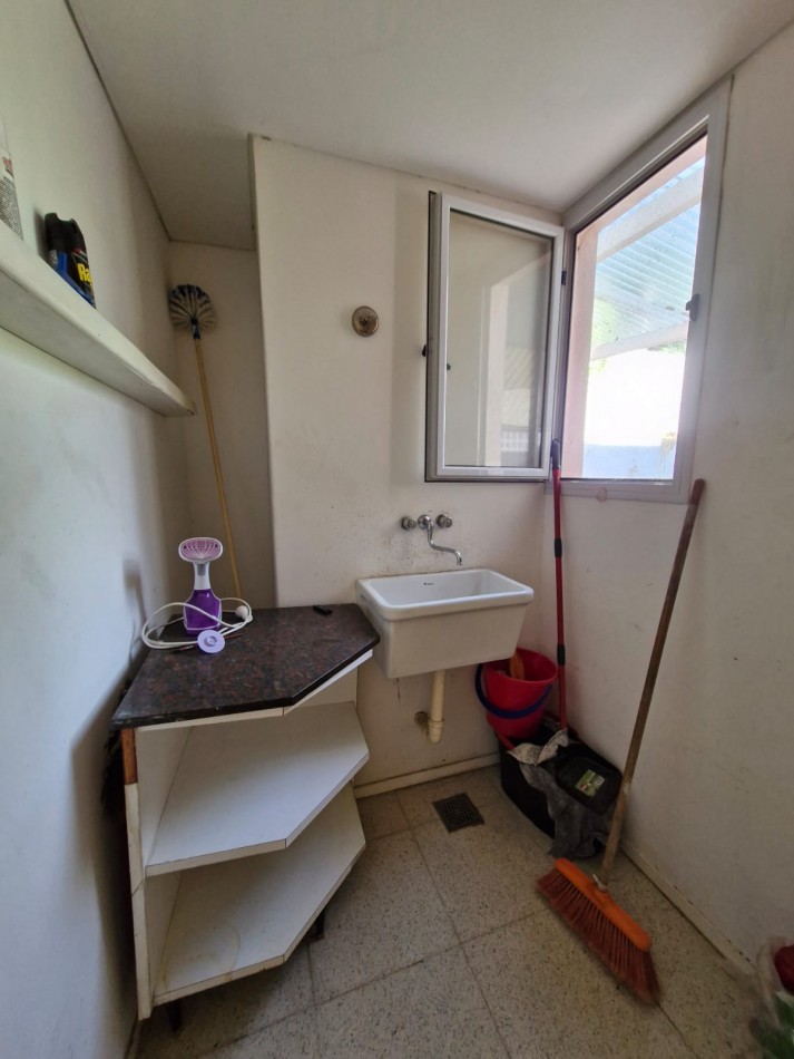 IMPORTANTE CASA DE 5 AMBIENTES EN VENTA EN BANFIELD. APTA CREDITO.