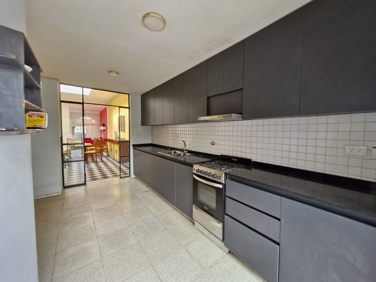 IMPORTANTE CASA DE 5 AMBIENTES EN VENTA EN BANFIELD. APTA CREDITO.