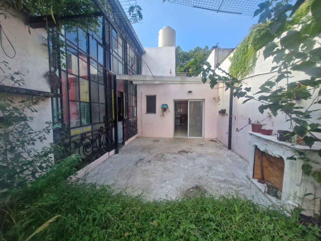 IMPORTANTE CASA DE 5 AMBIENTES EN VENTA EN BANFIELD. APTA CREDITO.