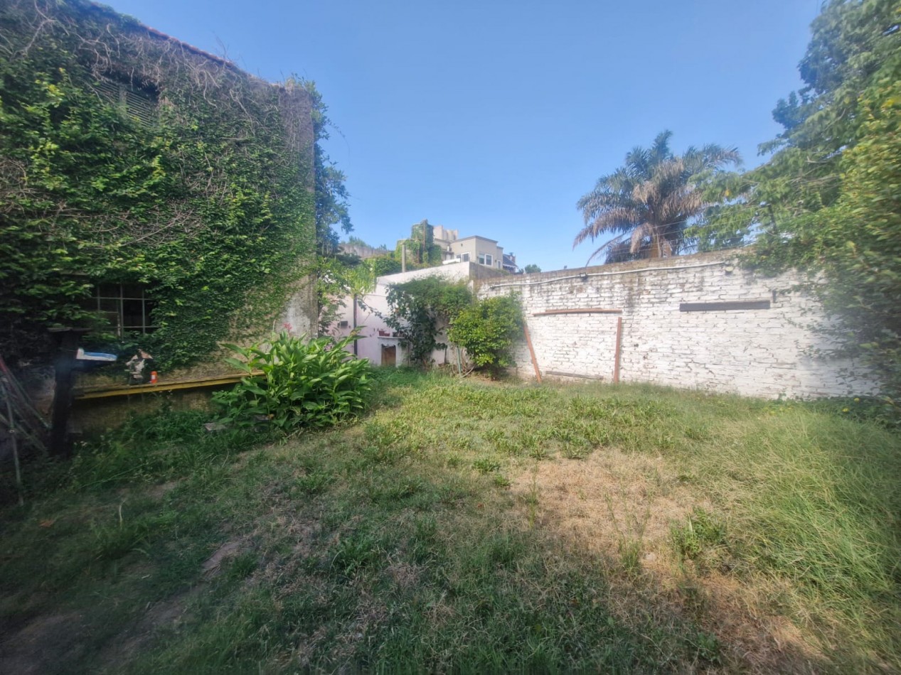 IMPORTANTE CASA DE 5 AMBIENTES EN VENTA EN BANFIELD. APTA CREDITO.