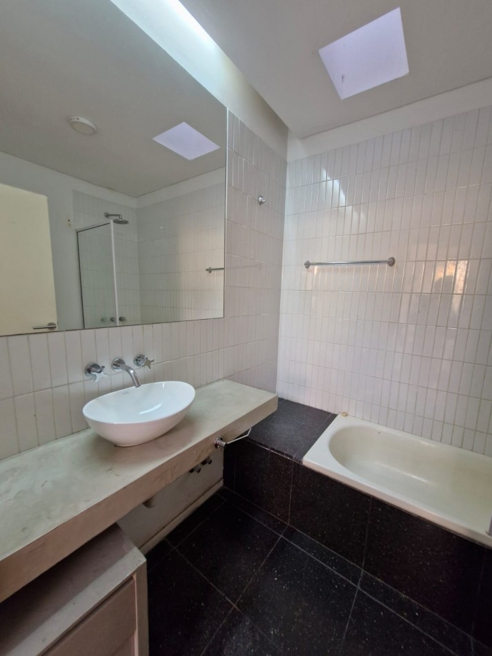 IMPORTANTE CASA DE 5 AMBIENTES EN VENTA EN BANFIELD. APTA CREDITO.