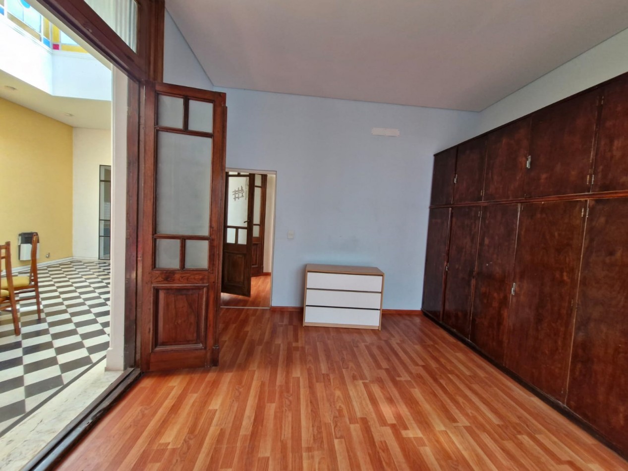 IMPORTANTE CASA DE 5 AMBIENTES EN VENTA EN BANFIELD. APTA CREDITO.