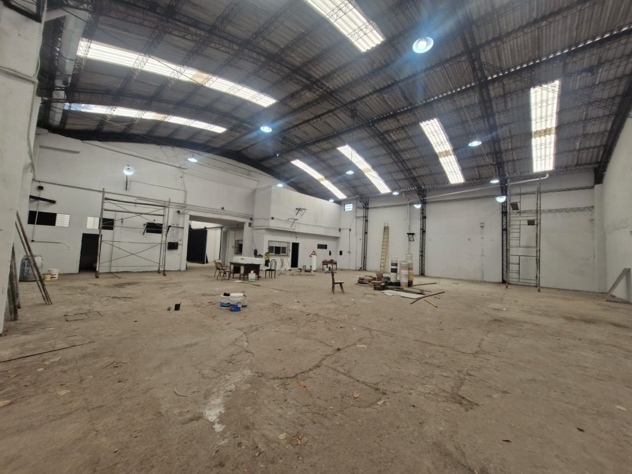 GALPON EN ALQUILER DE 760 M2 EN P.B. CON SALIDA A 2 CALLES, MAS CASA DE 4 AMBIENTES EN P.A. DE 70 M2