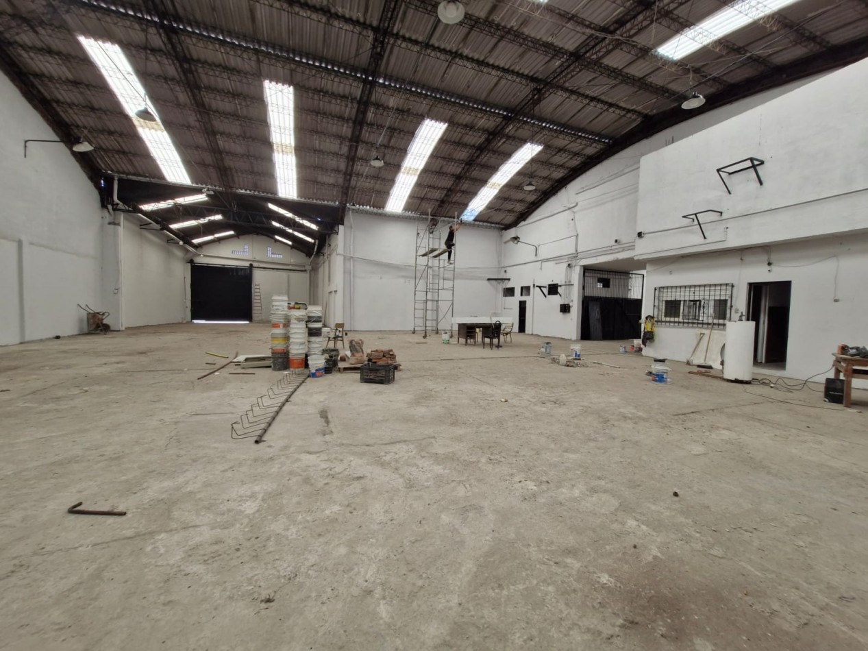 GALPON EN ALQUILER DE 760 M2 EN P.B. CON SALIDA A 2 CALLES, MAS CASA DE 4 AMBIENTES EN P.A. DE 70 M2