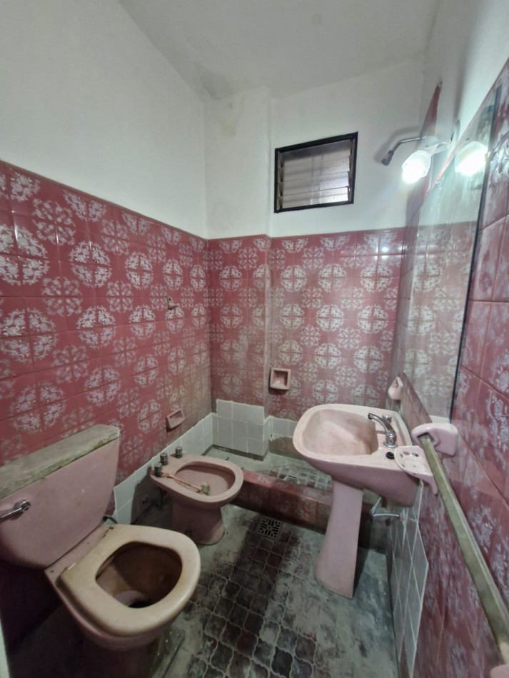 GALPON EN ALQUILER DE 760 M2 EN P.B. CON SALIDA A 2 CALLES, MAS CASA DE 4 AMBIENTES EN P.A. DE 70 M2