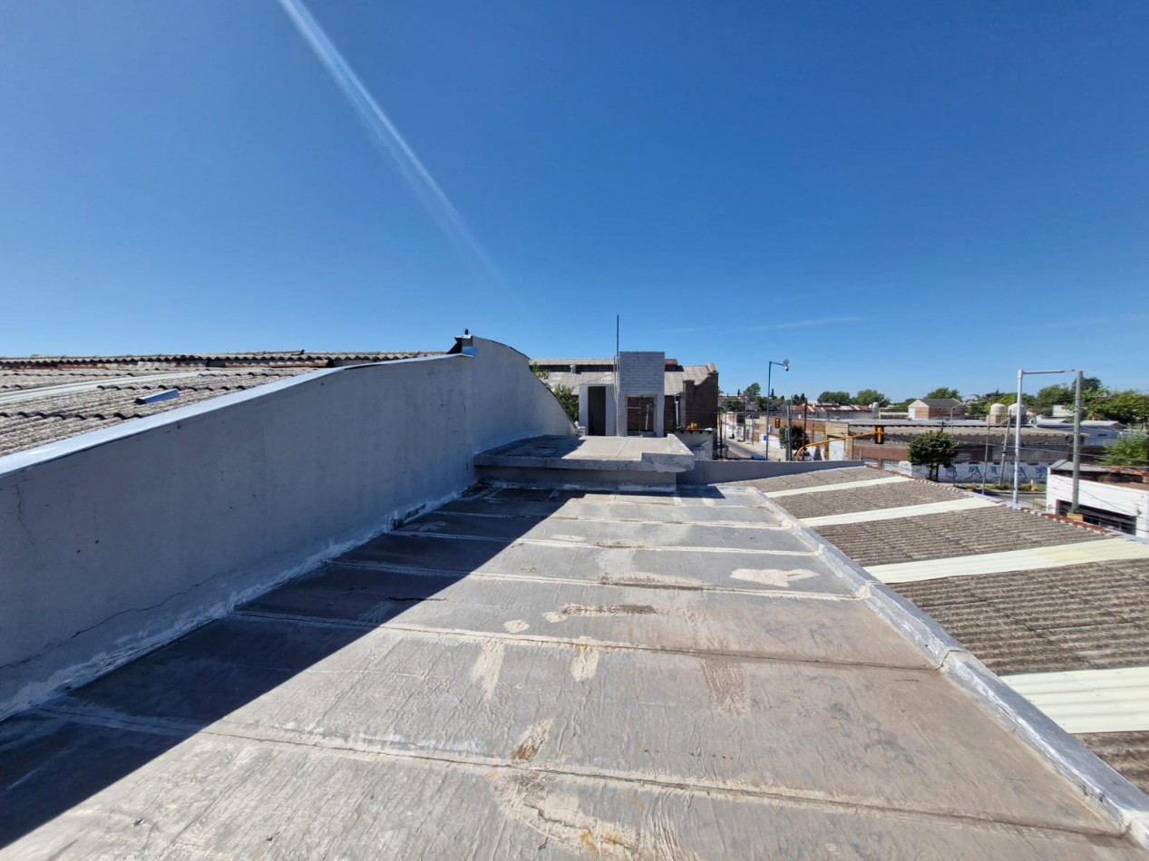 GALPON EN ALQUILER DE 760 M2 EN P.B. CON SALIDA A 2 CALLES, MAS CASA DE 4 AMBIENTES EN P.A. DE 70 M2