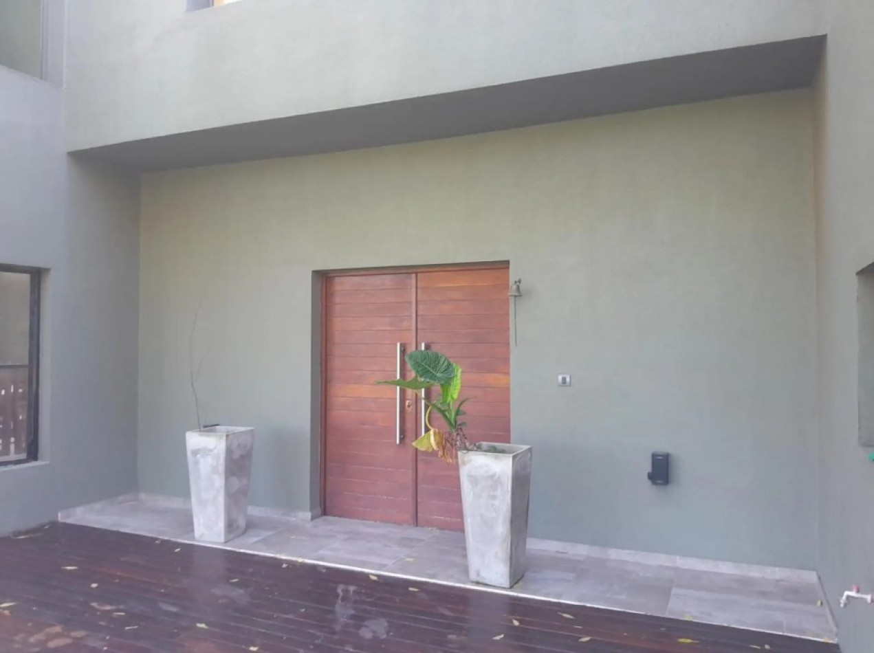 Moderna casa en esquina con 3 suites y vista al golf - Club de Campo Aranzazu