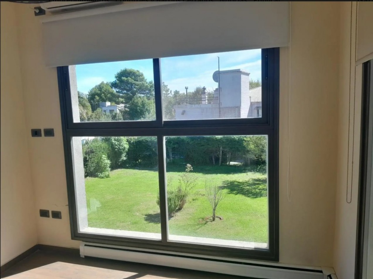 Moderna casa en esquina con 3 suites y vista al golf - Club de Campo Aranzazu