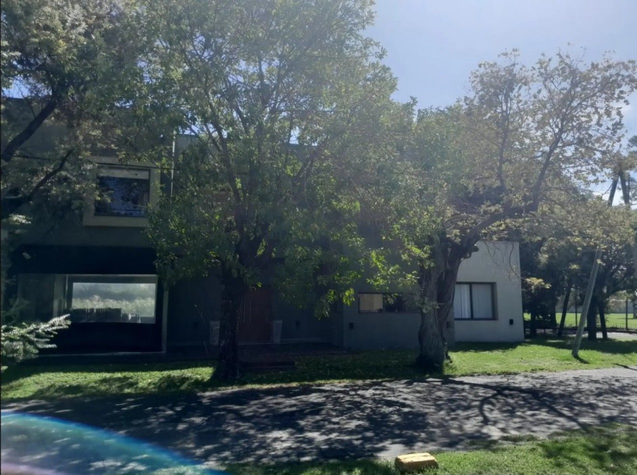 Moderna casa en esquina con 3 suites y vista al golf - Club de Campo Aranzazu