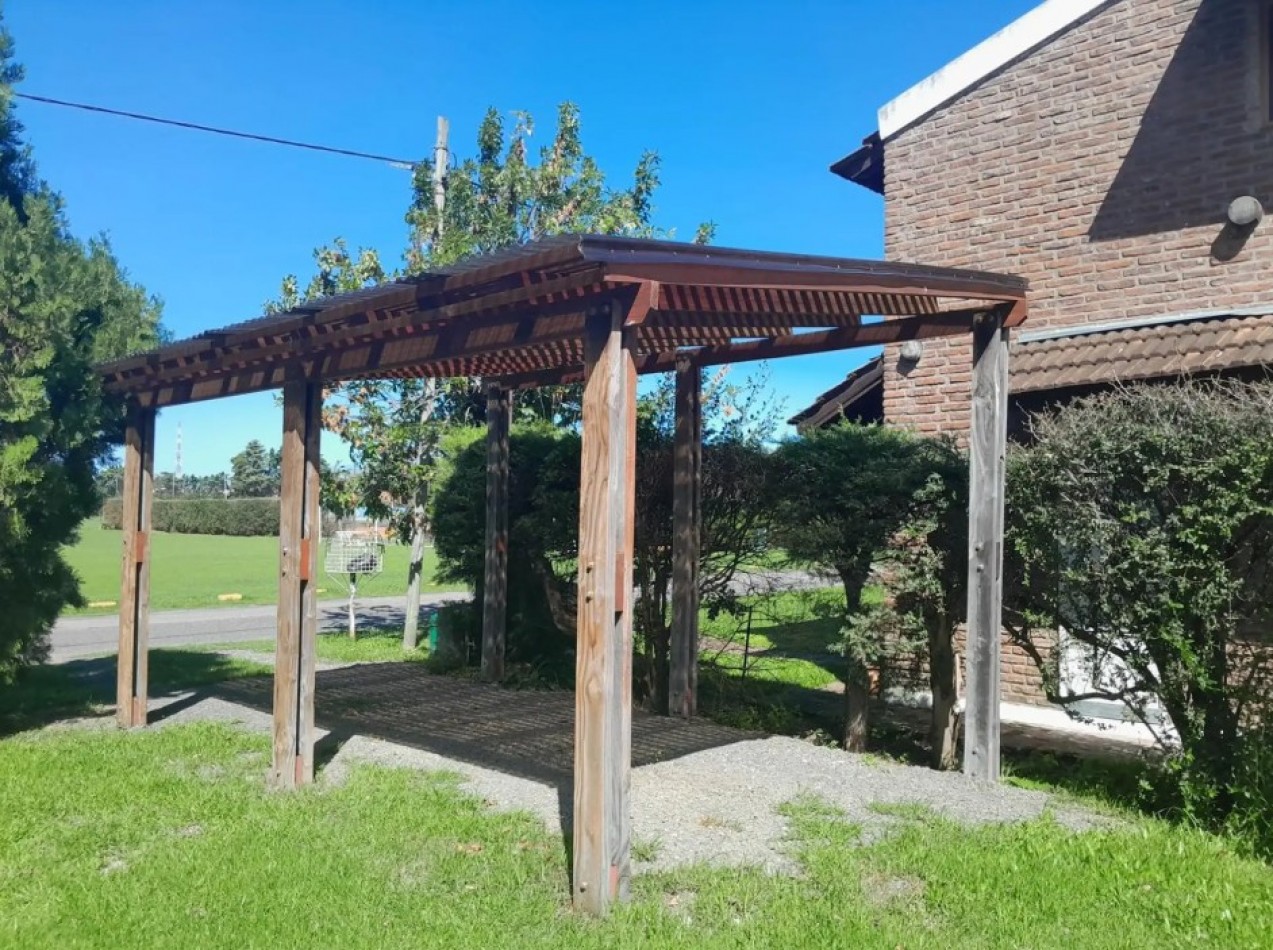 Moderna casa en esquina con 3 suites y vista al golf - Club de Campo Aranzazu