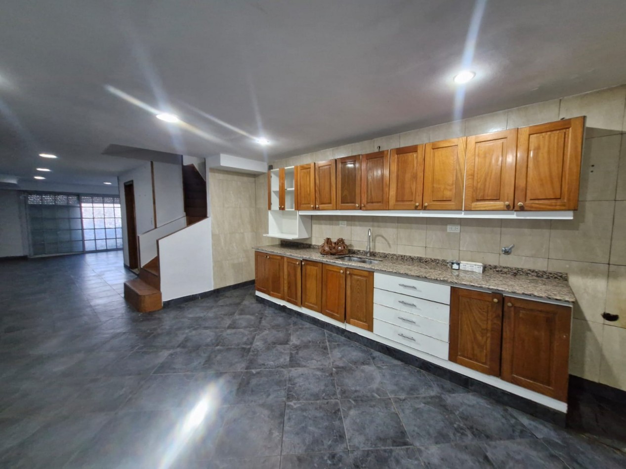 ALQUILER. TRIPLEX DE 5 AMBIENTES, CON PATIO Y QUINCHO