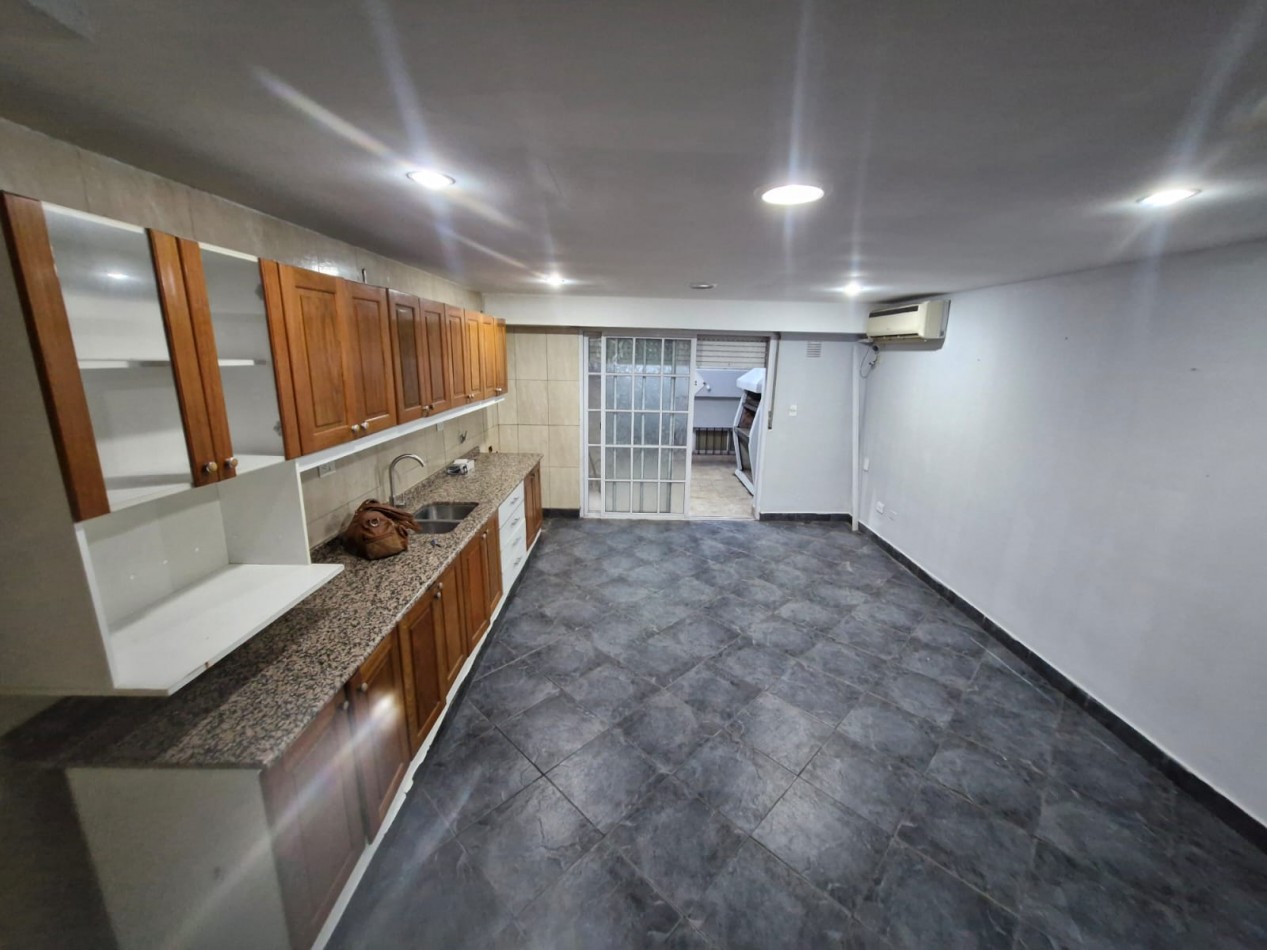 ALQUILER. TRIPLEX DE 5 AMBIENTES, CON PATIO Y QUINCHO