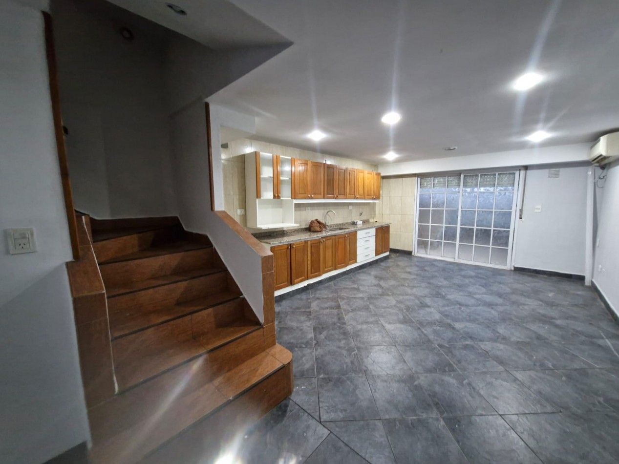 ALQUILER. TRIPLEX DE 5 AMBIENTES, CON PATIO Y QUINCHO