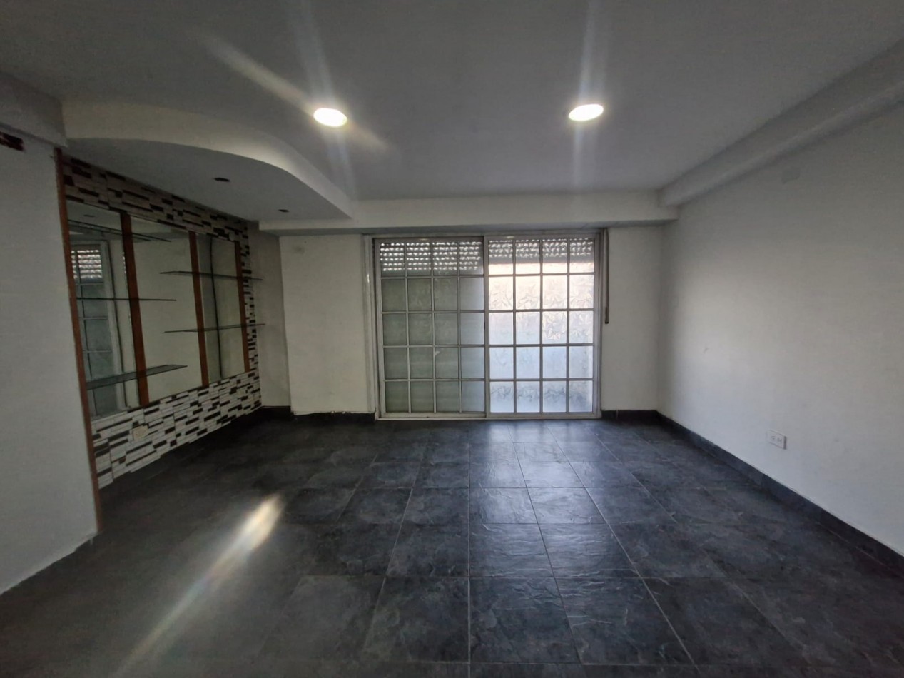 ALQUILER. TRIPLEX DE 5 AMBIENTES, CON PATIO Y QUINCHO