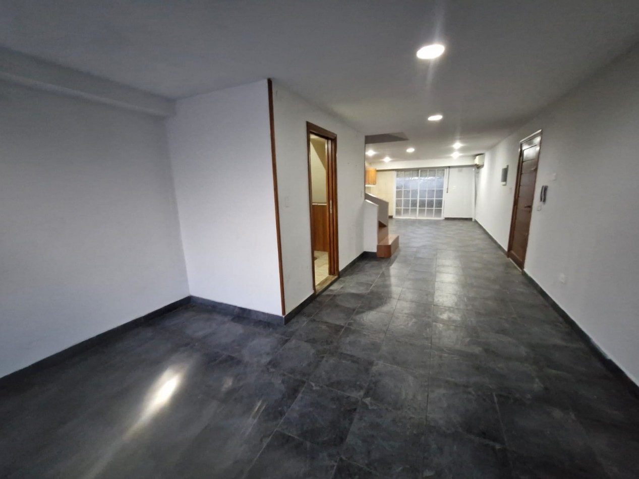 ALQUILER. TRIPLEX DE 5 AMBIENTES, CON PATIO Y QUINCHO