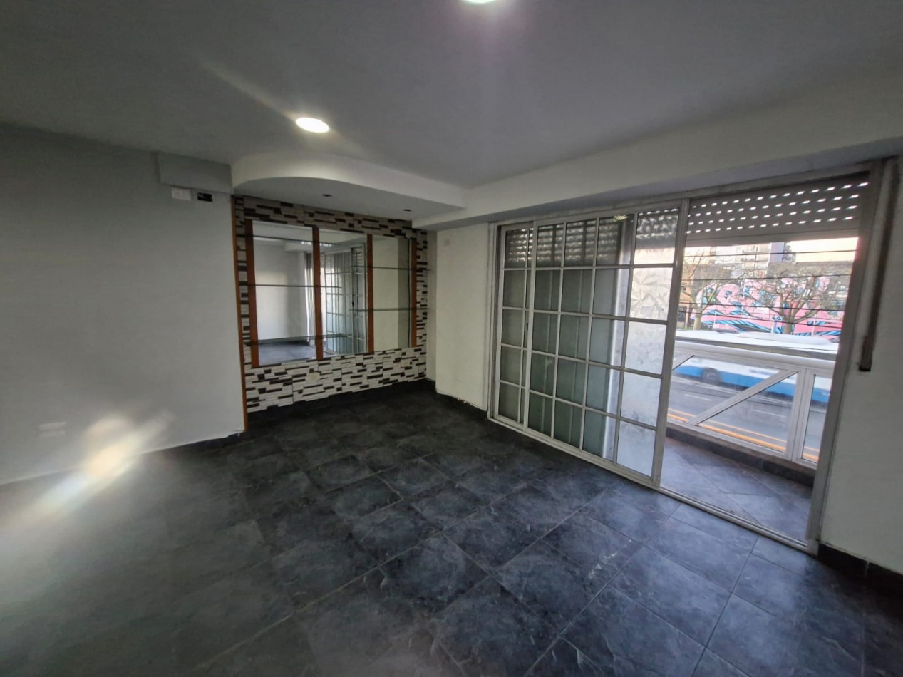 ALQUILER. TRIPLEX DE 5 AMBIENTES, CON PATIO Y QUINCHO